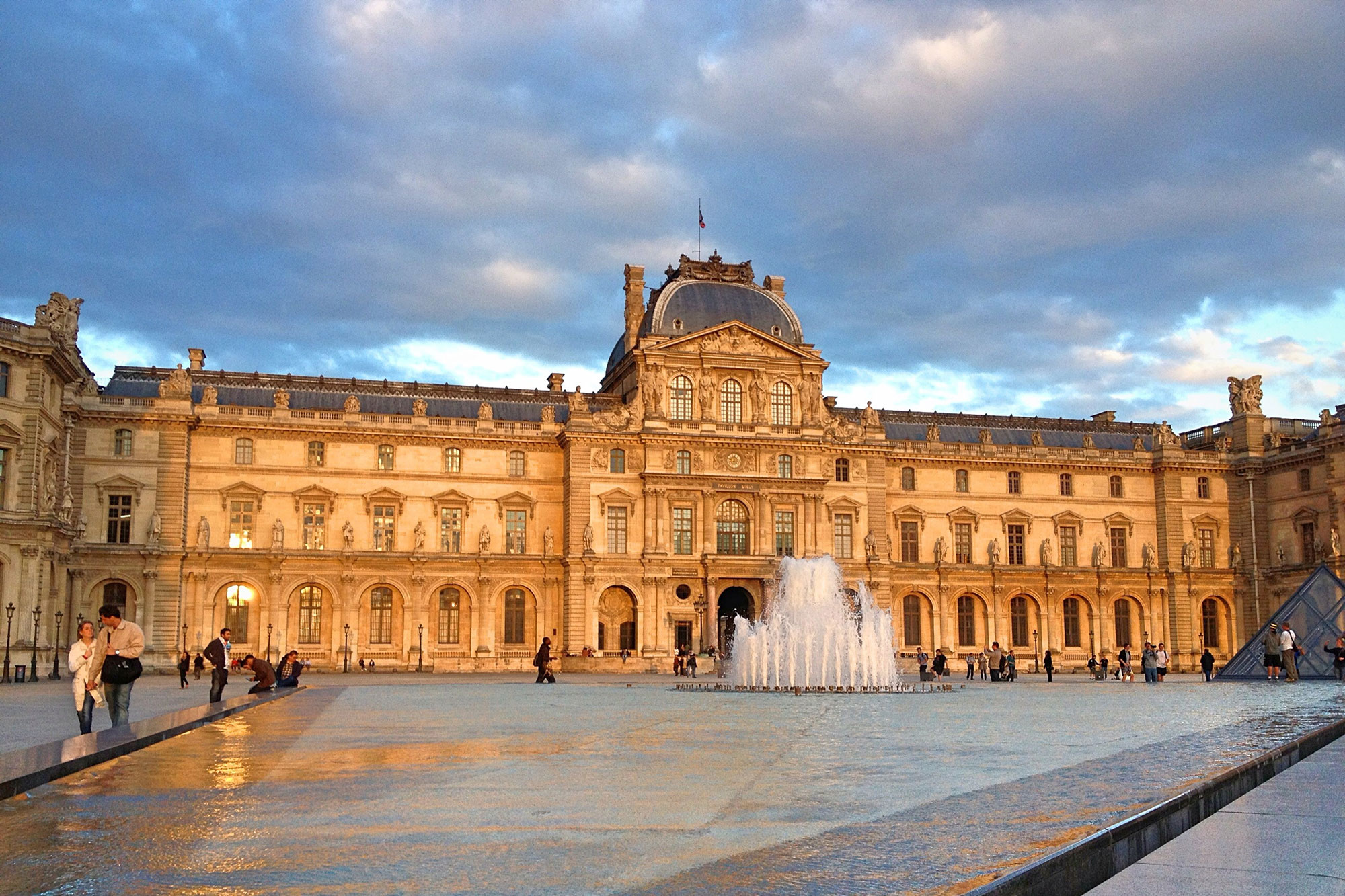 Знаменитый музей в париже. Королевский дворец Лувр. Лувр музей. Луврский дворец в Париже. Музей Лувр в Париже здание.